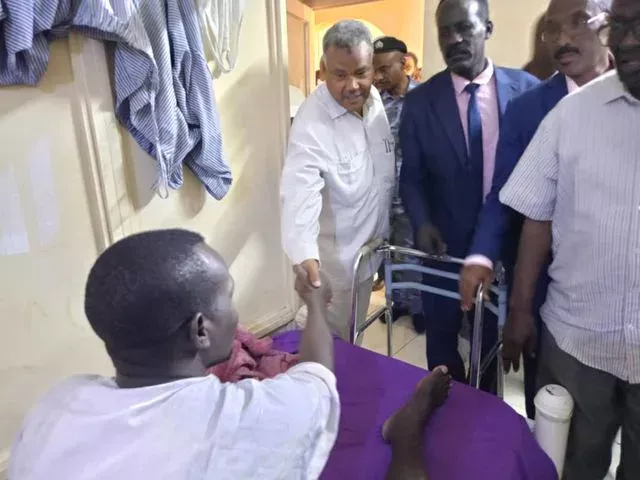 Nile State Minister of Culture, Information and Communications receives a delegation of media professionals and journalists and visits the wounded from the Battle of Karama at the Atbara Police Hospital.