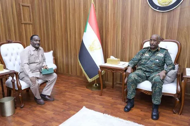 The President of the Transitional Sovereignty Council and Commander-in-Chief of the Armed Forces meets the Acting Governor of Sennar