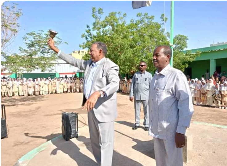 The northern governor rings the Umm al-Mu'minin school bell, signaling the start of the 2023-2024 school year.