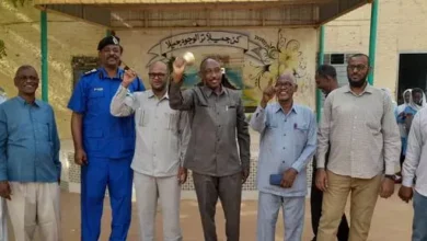 The executive director of the locality of Shendi rings the bell for the start of primary school exams and salutes the role of teachers for their concern to stabilize the school year.