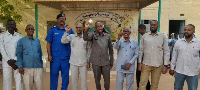 The executive director of the locality of Shendi rings the bell for the start of primary school exams and salutes the role of teachers for their concern to stabilize the school year.