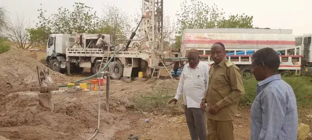 Shendi Locality Executive Director inspects the works of the new Square 16 water station and commends the exceptional performance of water management in the locality.