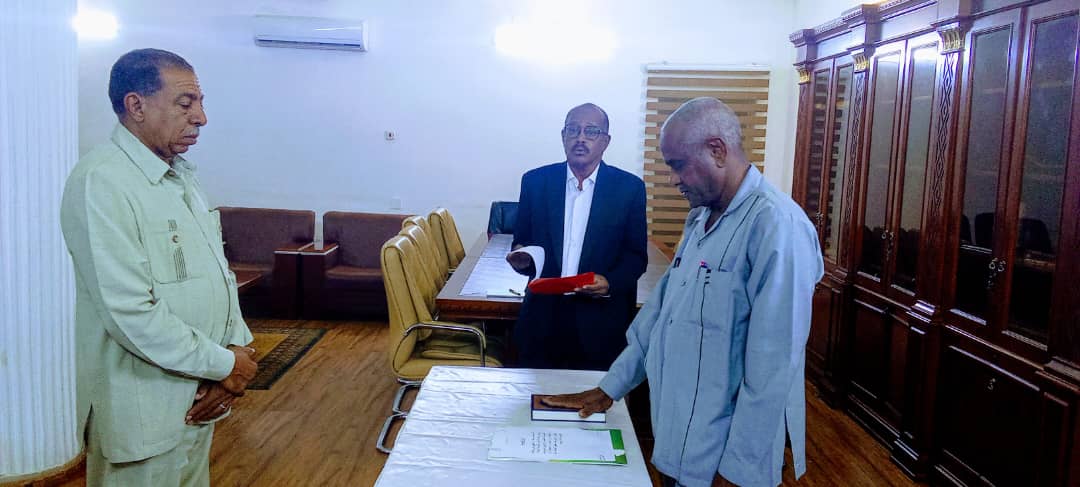 The Chairman of the Civil Service Selection Committee takes the oath before the Governor of the North