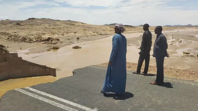 Dalqo Locality Executive Director Inspects National Road Blocked by Torrents and Rain