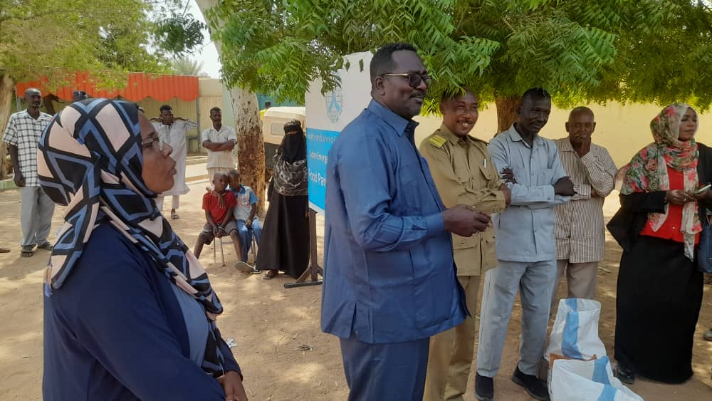 The executive director of Shendi locality inaugurates the distribution of food baskets and shelter materials provided by the Muslim organization Hans and welcomes the organization's support to expatriates and those affected by torrents and rain in the locality.