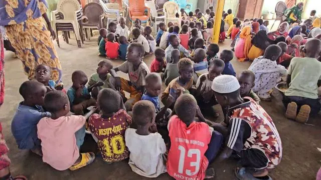 Qadah Al-Sultan initiative provides meals to orphaned children in Kalma IDP camp