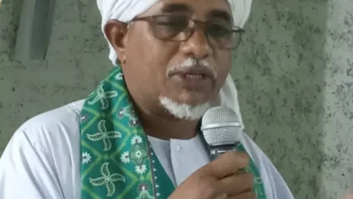 In front of a mosque calling for the formation of youth groups to provide aid and support to displaced people in the east of the island on the Nile