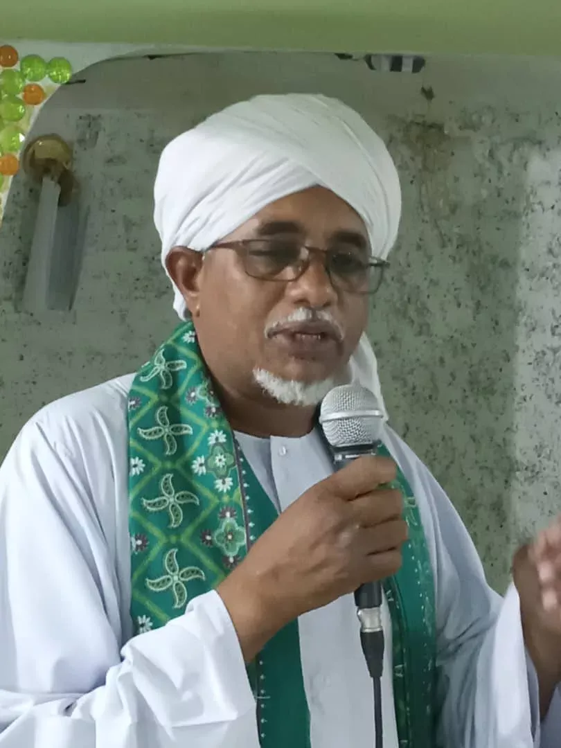 In front of a mosque calling for the formation of youth groups to provide aid and support to displaced people in the east of the island on the Nile