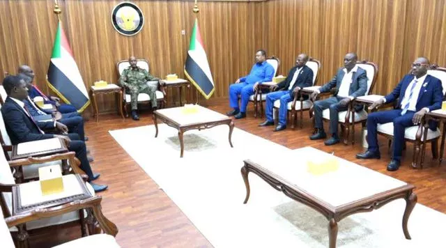 The President of the Transitional Sovereignty Council and Commander-in-Chief of the Armed Forces meets a delegation of the Youth Movement for Change and Justice