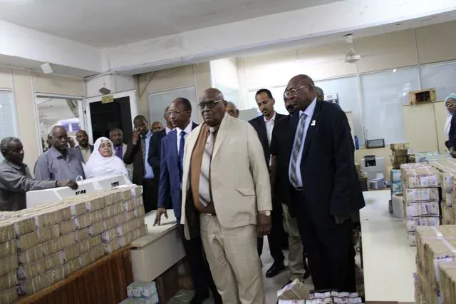 Minister of Justice praises the efforts of the Central Bank of Sudan in the process of replacing the currency