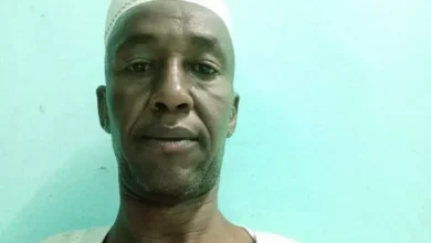 Amer Al-Sayyed (Ameron) writes: - While driving, give the signal.. (Hawul)