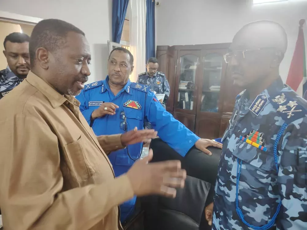 On the sidelines of his visit to Sennar State, the Director General of the Sudanese Police meets the Commissioner for Humanitarian Aid in Sennar and confirms the state's support in the shelter emergency.