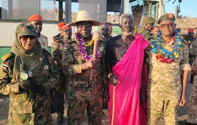 The leader of the second group, 18 Infantry, his excellency, Major General Jamal Jumaa, in the most beautiful photos of cohesion with the Southern Brothers