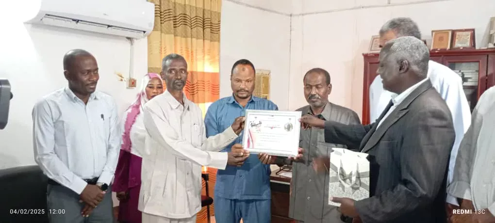 Honor the director of the Department of Training at the Ministry of Education in assessment of his distinguished efforts