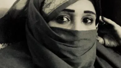 The Facanary Women official in eastern Sudan (D, Mona) congratulates the International Women's Day