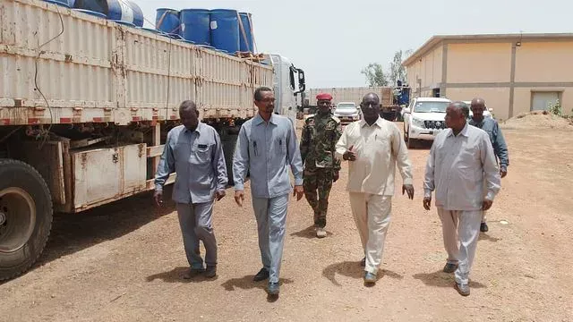 The Minister of Infrastructure of Nile White receives three hundred and ninety barrels of "back" aluminum chloride in support of UNICEF to purify drinking water in state water stations