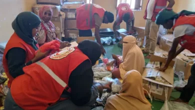 Local leaders "testify" the distribution of Eid. "The Red Crescent" will give the Redemption Day