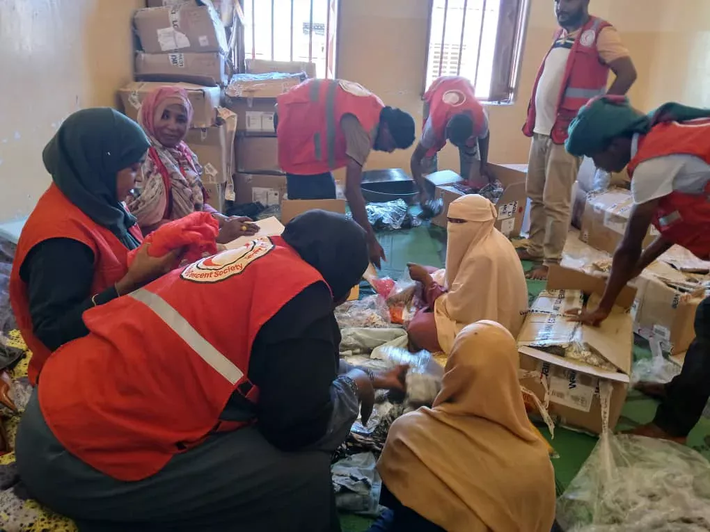 Local leaders "testify" the distribution of Eid. "The Red Crescent" will give the Redemption Day