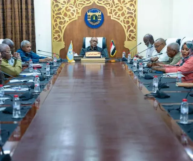 The Governor of the Red Sea meets the director of the education sector and the managers of the localities to prepare the interior for male and female students in preparation for the next academic year