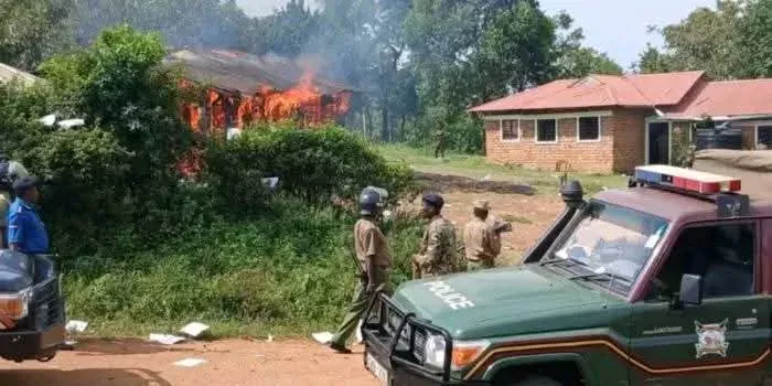 Kenya demonstrators burned the Ettebo Market police station in Niciera after the shooting and the murder of a student