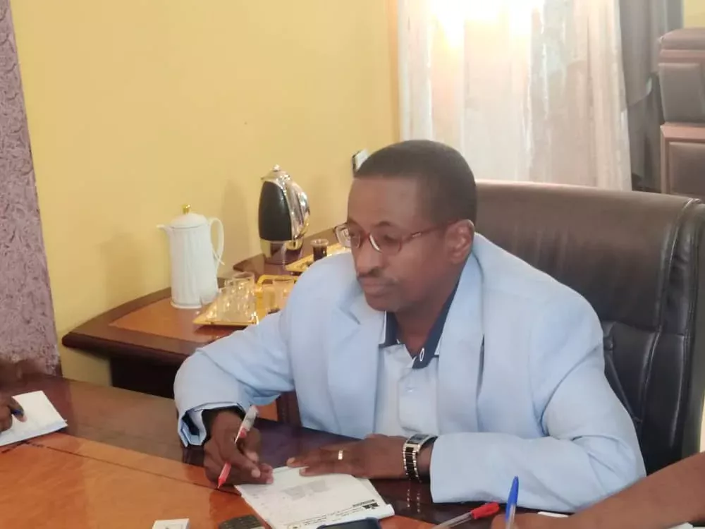 Executive dilo presides over the local meeting of the fall room